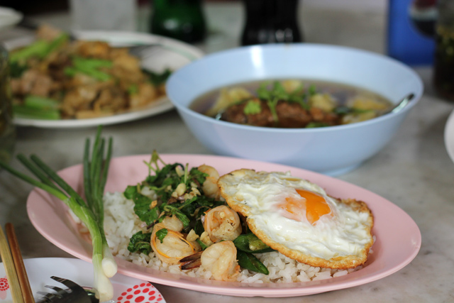 Pad Kra Paow Goong Kai Dao (ผัดกระเพรากุ้งไข่ดาว)