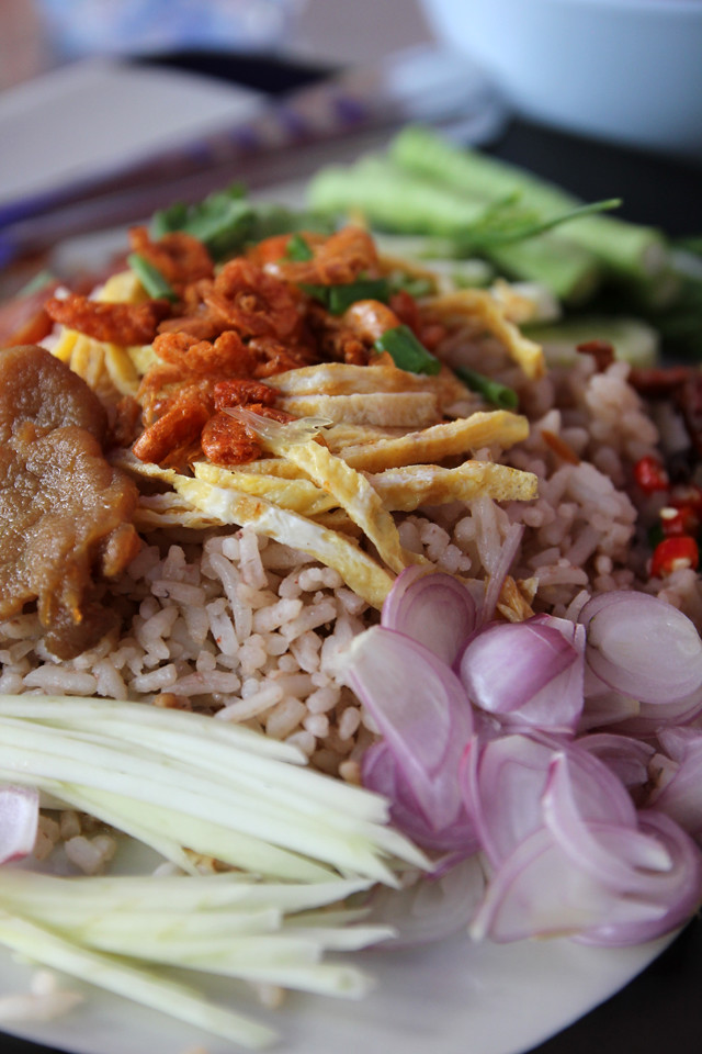 khao kluk kapi (ข้าวคลุกกะปิ) - such an incredible mixture!