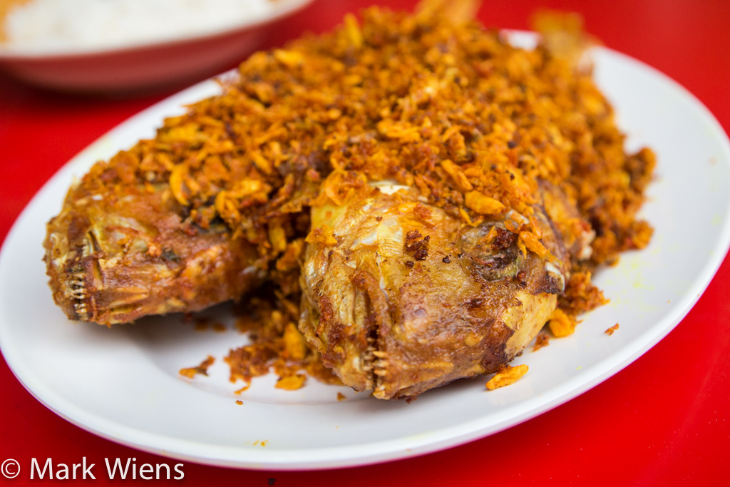 How to make Thai fried fish with garlic and turmeric