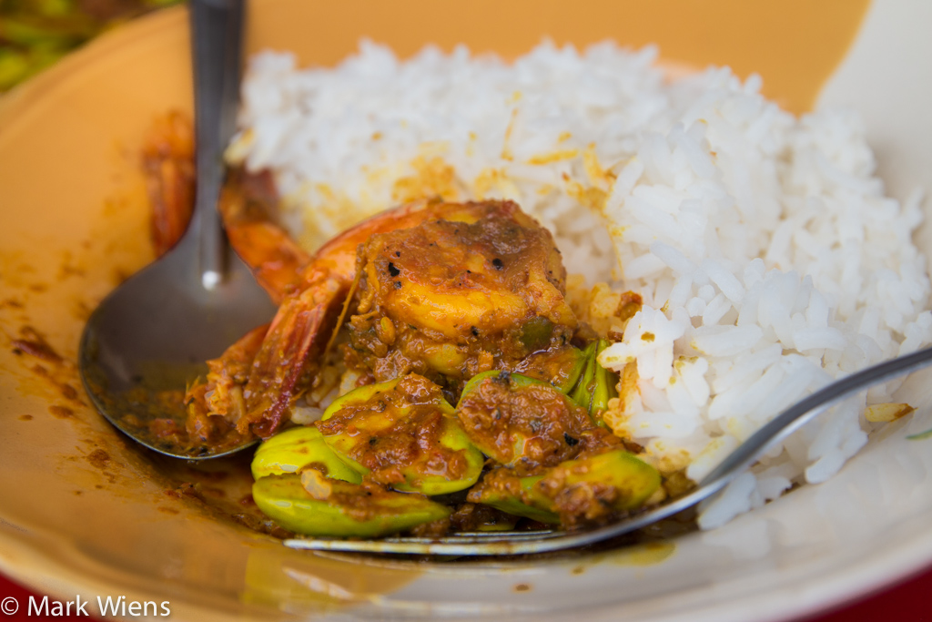 goong pad sataw (กุ้งผัดสะตอ)