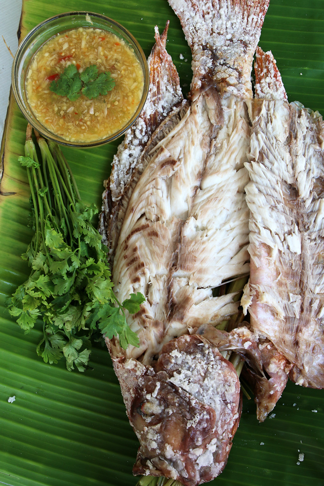 Succulent and juicy Thai grilled fish (pla pao ปลาเผา)