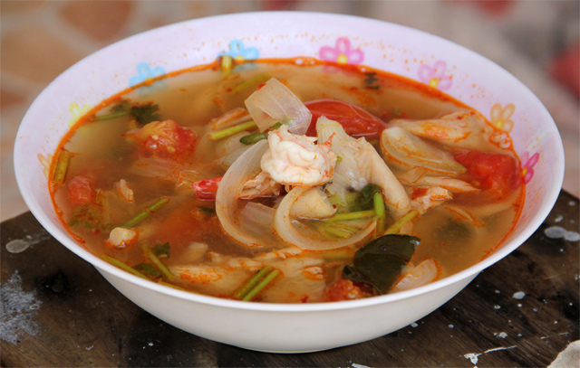 How to Make Delicious Thai Tom Yum Goong (VIDEO Recipe)